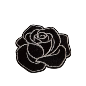 Könnte beinhalten: Schwarzer gestickter Rosen-Patch mit weißen Nähten.