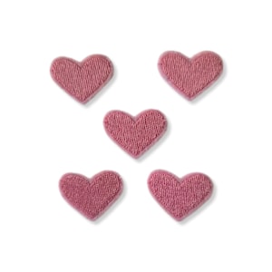 Peut inclure: Cinq patchs en forme de cœur en feutre rose. Les patchs mesurent environ 2,5 cm de diamètre.