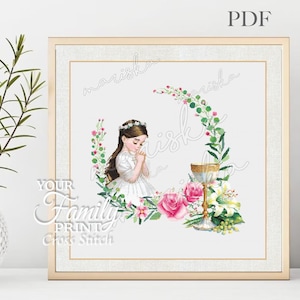 以下が含まれることがあります： 白いドレスを着た若い女の子が聖杯と花で飾られた輪の中で祈っているクロスステッチのパターン。パターンは「mariska」というタイトルです。