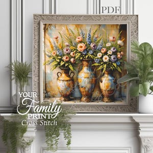 Könnte beinhalten: Ein gerahmter Blumendruck mit drei verzierten Vasen, die mit bunten Blumen gefüllt sind. Die Vasen sind in Gold-, Blau- und Brauntönen gehalten. Der Druck trägt die Aufschrift "Your Family Print Cross Stitch" und "PDF".