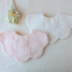 パステルカラーの刺繍スカラップビブ