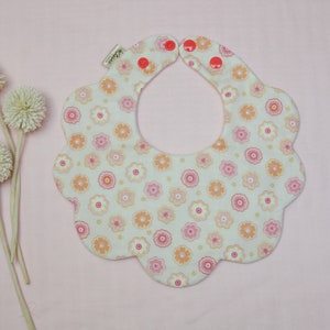 Bavoir fleuri : col festonné, gaze de coton japonaise