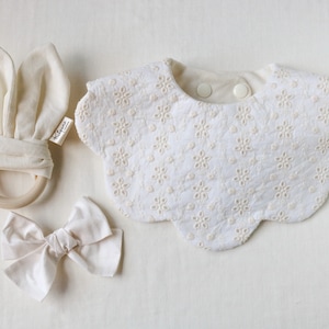 Bavoir blanc festonné, dentelle fleurie