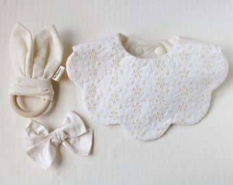 White Scalloped Bib, New Baby Gift, Dribble Bibs for Toddlers, Flower embroidery bib, Burping Bib, Collar Bib Baby, 1st Birthday Gift