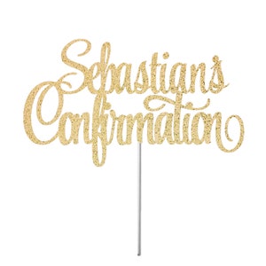 Può includere: Topper per torta in glitter dorati con il testo "La Confirmazione di Sebastian" in un font corsivo.