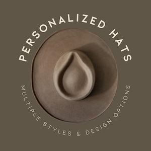 Puede incluir: Vista superior de un sombrero fedora marrón. El sombrero está centrado sobre un fondo marrón con las palabras "PERSONALIZED HATS" dispuestas en círculo. También se muestra el texto "MULTIPLE STYLES & DESIGN OPTIONS".