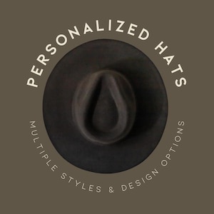 Puede incluir: Un sombrero fedora gris oscuro con una corona en forma de lágrima y un ala ancha. El sombrero está centrado en un fondo marrón con el texto "PERSONALIZED HATS" en un arreglo circular. El texto adicional dice "MULTIPLE STYLES & DESIGN OPTIONS."