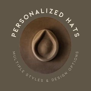 Puede incluir: Vista superior de un sombrero fedora marrón, centrado sobre un fondo marrón oscuro. Texto blanco alrededor del sombrero dice "PERSONALIZED HATS" y "MULTIPLE STYLES & DESIGN OPTIONS".