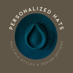Puede incluir: Un sombrero fedora turquesa con una corona en forma de lágrima está centrado sobre un fondo marrón. El texto "PERSONALIZED HATS" está arqueado sobre el sombrero, y "MULTIPLE STYLES & DESIGN OPTIONS" está arqueado debajo.