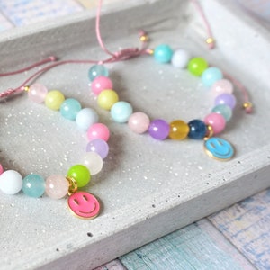 Fröhliches Edelstein-Perlenarmband mit Smile-Anhänger – Handgemacht, Verstellbar, Buntes Design für Gute Laune - Geschenk für Freundin