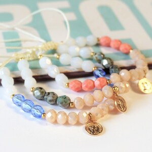 Perlenarmband verstellbar bunt Münze gold, Makrameearmband, Armband boho hippie, filigran, zart verspielt minimalistisch, Geschenk für Damen