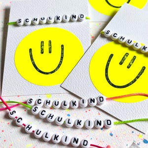 Schulkind Armband Einschulung Geschenk – Neon Armband auf Geschenkkarte Smile neon – zart, handgemacht - Kleinigkeit Schultüte Schulanfang