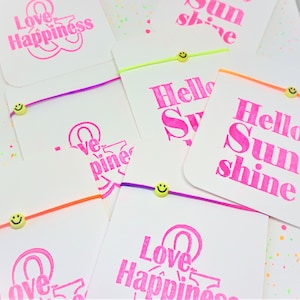 Perlenarmband Smile Neon Karte Armband -Love & Happiness Armband happy face -Kleinigkeit individualisierbar -Boho Hippie filigranes Armband