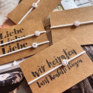 Elastisches unisex Armband mit Smiley Herz | Gastgeschenk Hochzeit | JGA Armband | individualisierbar | inkl. Karte -Junggesellinenabschied
