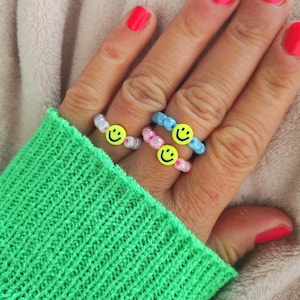 Smiley Perlen Ring elastisch, Handmade, Happy Face bunt - Festival Schmuck, farbig rosa weiß hellblau - Geschenkidee Frauen Freundin, Hippie
