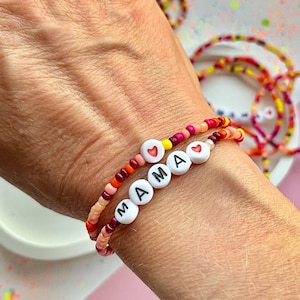 Buntes Perlenarmband Mama - Geschenk Muttertag - Freundschaftsarmband Herz - Herzarmband Armbandset - personalisiert - Geschenk zur Geburt