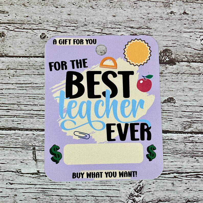 K&ouml;nnte beinhalten: Eine lilafarbene Geschenkkarte mit dem Text "A Gift For You" oben. Die Karte sagt "For The Best Teacher Ever" in schwarz-wei&szlig;er Schrift auf blau-gelbem Hintergrund. Auf beiden Seiten eines leeren Feldes zum Eintragen eines Betrags befinden sich Dollarzeichen. Der Text "Buy What You Want!" befindet sich am unteren Rand der Karte.