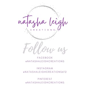 K&ouml;nnte beinhalten: Ein lilafarbenes Logo mit dem Text "natasha leigh creations" in einem silbernen Kreis mit einem Glitzereffekt. Der Text "Follow us" befindet sich unter dem Logo, mit Social-Media-Handles f&uuml;r Facebook, Instagram und Pinterest.