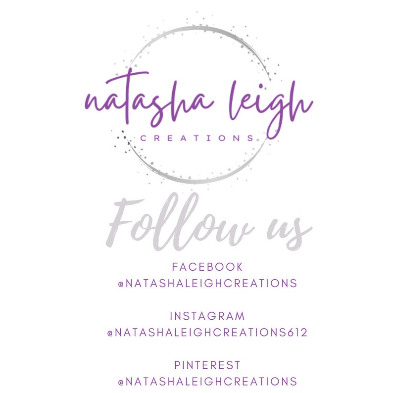K&ouml;nnte beinhalten: Ein lilafarbenes Logo mit dem Text "natasha leigh creations" in einem silbernen Kreis mit einem Glitzereffekt. Der Text "Follow us" befindet sich unter dem Logo, mit Social-Media-Handles f&uuml;r Facebook, Instagram und Pinterest.