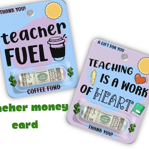 K&ouml;nnte beinhalten: Zwei Geschenkkarten f&uuml;r Lehrer mit einem Geldgeschenk im Inneren. Die erste Karte ist blau und sagt "teacher FUEL" mit einer Kaffeetassengrafik. Die zweite Karte ist lila und sagt "TEACHING IS A WORK OF HEART" mit einer Stift-, Herz- und Buchgrafik. Beide Karten enthalten einen Dollar-Schein.