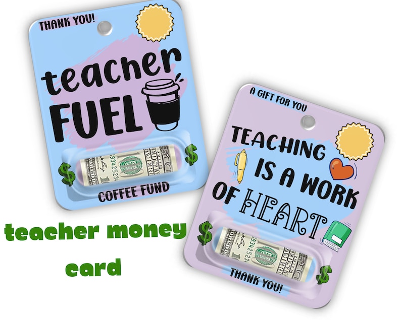 K&ouml;nnte beinhalten: Zwei Geschenkkarten f&uuml;r Lehrer mit einem Geldgeschenk im Inneren. Die erste Karte ist blau und sagt "teacher FUEL" mit einer Kaffeetassengrafik. Die zweite Karte ist lila und sagt "TEACHING IS A WORK OF HEART" mit einer Stift-, Herz- und Buchgrafik. Beide Karten enthalten einen Dollar-Schein.