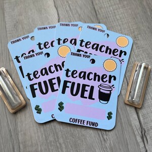 K&ouml;nnte beinhalten: Vier blaue und violette Geschenkkarten mit dem Text "Danke!" und "Lehrer-Treibstoff" mit einer Kaffeetassengrafik. Die Karten haben ein Loch in der oberen Ecke und liegen auf einer Holzoberfl&auml;che.