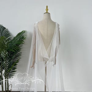 Cape de mariée minimaliste avec dos en V, Cape voile bohème, Cape de mariée en tulle avec perles, Cape de mariée simple pour mariage classique, Cape voile