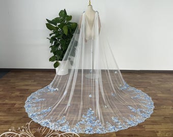 Velo de novia tipo capa de encaje floral azul de ensueño, capa de boda con temática oceánica, capa nupcial floral con perlas, capa de boda con espalda en V, capa de boda de tul para exteriores