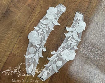 Robe de mariée en tulle et dentelle, bretelles ornées d'appliqués de roses, manches amovibles