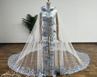 Capa de boda con flores azules de ensueño, capa de boda con capucha, capa de boda larga para boda con temática oceánica, capa de novia con velo hasta los hombros, velo de catedral