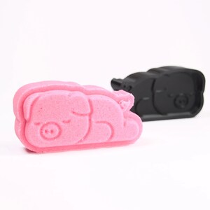 SLEEPY PIGLET 3 Inches Bath Bomb Mold, DIY original Pig BathBombs Set 3D Printed Kit, Cute Gift Idea for Mom&#39;s & Kids