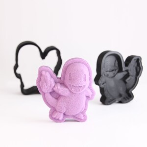 Könnte beinhalten: Lila und schwarze Plastik-Ausstecher in Form einer Comicfigur. Der lila Ausstecher ist eine 3D-gedruckte Version der Figur.