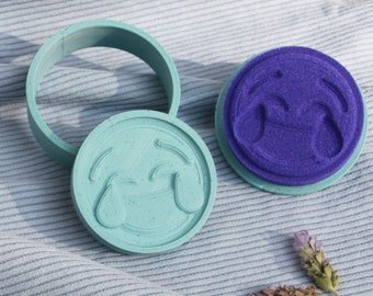 Molde para bomba de baño Emoji LMAO, kit de impresión 3D para crear bombas de baño. Un regalo divertido para madre, hija e hijos.