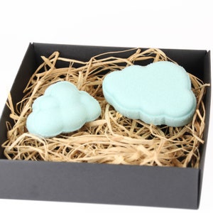 Set regalo di bombe da bagno a forma di nuvola da sogno, realizzate con una tonalità leggera e ariosa, essenza floreale e oli essenziali. Per un momento emozionante del bagno per bambini e adulti.