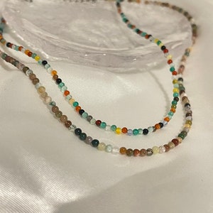 Collier en agate perlée délicate, petit tour de cou en agate, collier de pierres précieuses, collier de perles multicolores, tour de cou en pierre d&#39;agate colorée