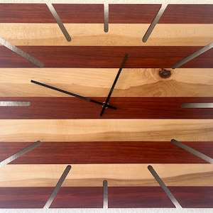 Reloj de pared de madera con puesta de sol en el océano