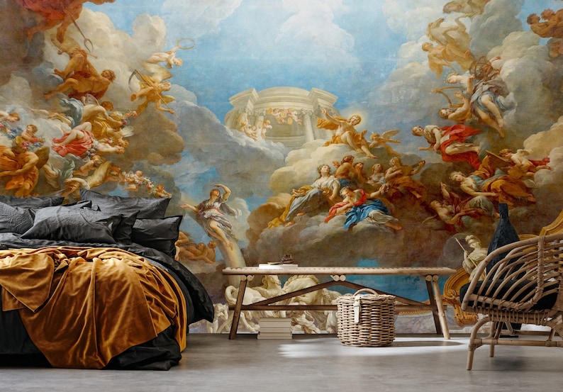 Pu&ograve; includere: Un grande murale colorato che rappresenta una scena di angeli e figure tra le nuvole. Il murale &egrave; dipinto in stile classico e presenta un cielo blu brillante con nuvole bianche. Il murale &egrave; esposto su una parete in una stanza con un letto, una sedia e una panca.