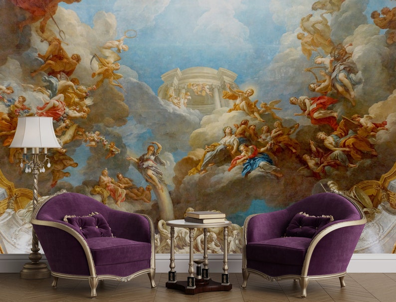 Pu&ograve; includere: Un dipinto di un affresco a soffitto che raffigura angeli e cherubini in un ambiente celeste. L'affresco &egrave; dipinto in tonalit&agrave; di blu, bianco e oro. Due poltrone in velluto viola con bordi dorati sono posizionate di fronte all'affresco.
