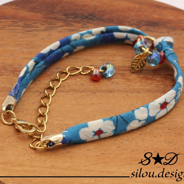 Bracelet réglable en tissu Liberty Mitsi Outremer, avec perles de verre Miyuki et breloque feuille dorée, bleu, rose et blanc