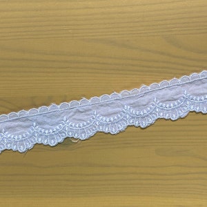 Classic vintage white scalloped edge cotton embroidered lace trim, 1 3/8&quot; 3.5cm wide