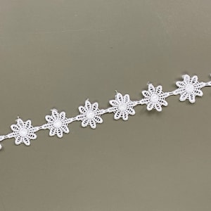Off white daisy floral guipure lace trim, 15/16&quot; 2.4cm wide, Guipure lace, Chemical lace