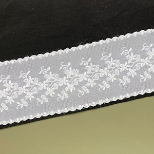 Delicate white floral galloon embroidered tulle lace trim, Rayon,  3 1/8&quot; 8cm wide, Bridal lace trim, Lace veil, Scalloped lace