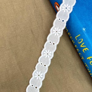 Narrow daisy scalloped edge cotton eyelet lace trim, 1/2&quot; wide, Broderie anglaise, White
