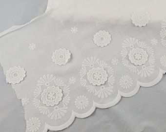 Adorno de encaje bordado de algodón con borde festoneado floral 3D vintage, 9" de ancho, blanco, marfil