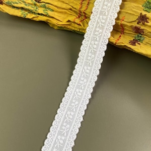 Delicate off white floral scalloped edge cotton embroidered lace trim, 1&quot; 2.5cm wide