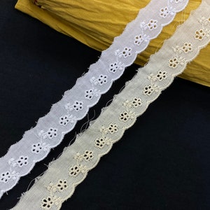 小さな花のスカラップエッジのコットンアイレットレーストリム、幅 7/8 インチ x 1 インチ x 2.3 cm x 2.5 cm、ベージュ、ホワイト、Broderie Anglaise