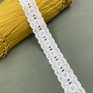 Vintage white wheel scalloped beading cotton eyelet lace trim, 1 3/8&quot; 3.5cm wide, broderie anglaise