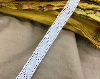 Katoenen veter met kleine bloemetjes, 1/2" 1,3 cm breed, wit, broderie anglaise