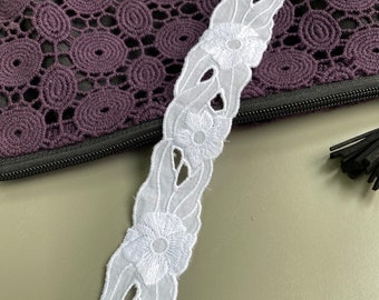 Vintage floral scalloped edge cotton eyelet lace trim, 1 1/4" wide, Broderie anglaise, White