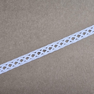 Weiße gehäkelte Spitzenborte mit Rautenmuster, 1.1 cm breit